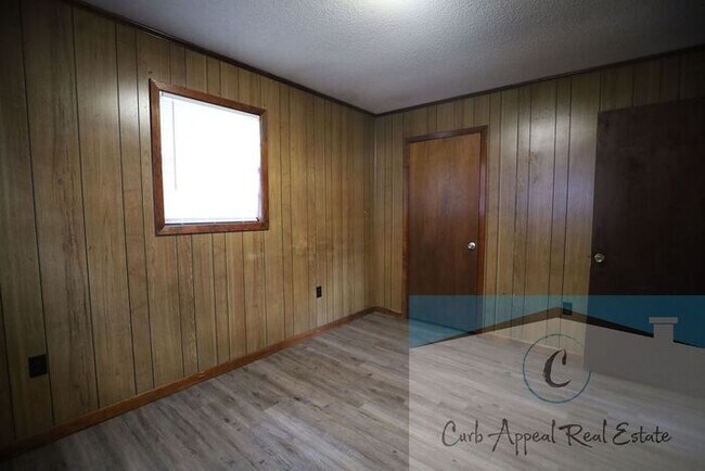 Building Photo - 2 bed, 1 bath apartment - HUD accepted!!