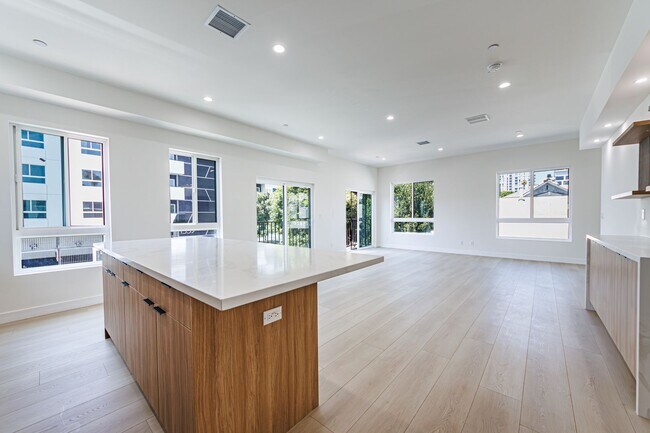 Building Photo - Luxury 3-Bed Townhome-Style Retreat in Hol...