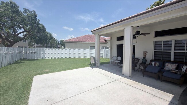 Building Photo - 692 Maplewood Ct