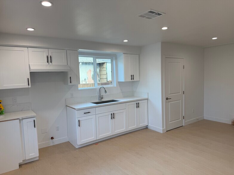 Building Photo - 1512 W 45th St