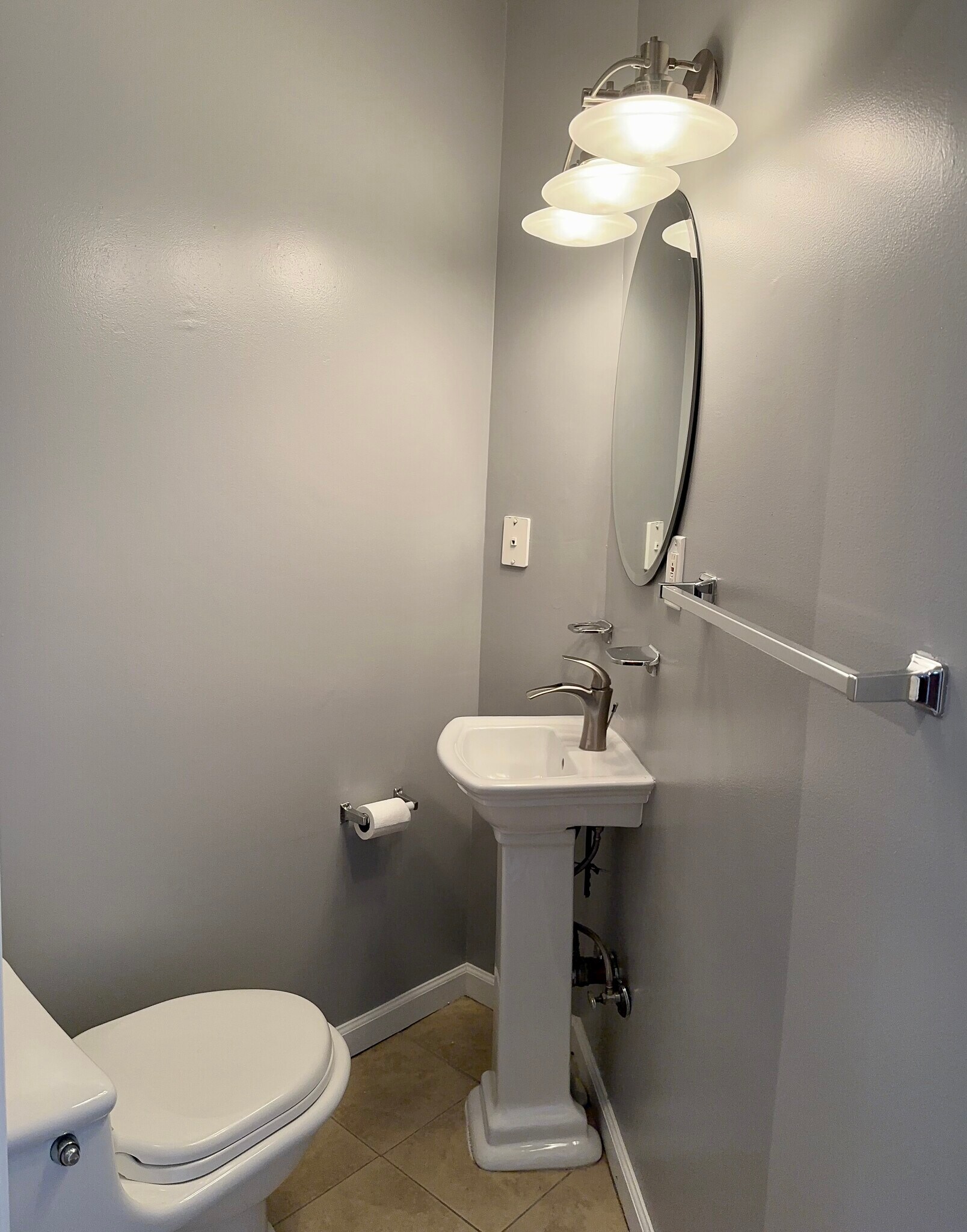 Powder room - 1733 Ridge Ave