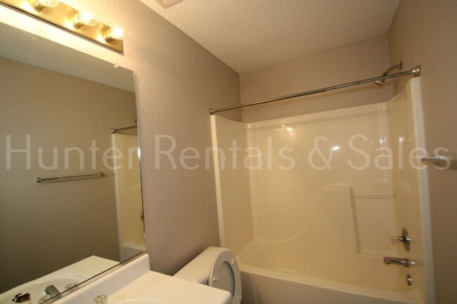 Building Photo - Delightful Duplex!