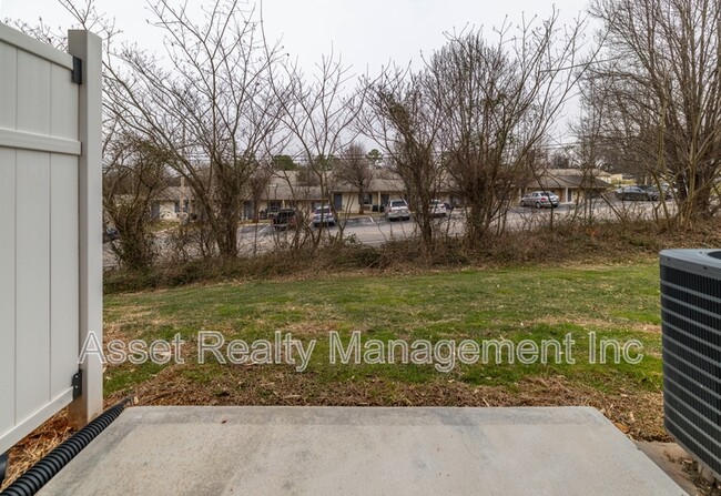 Building Photo - 924 Warrior Hill Dr