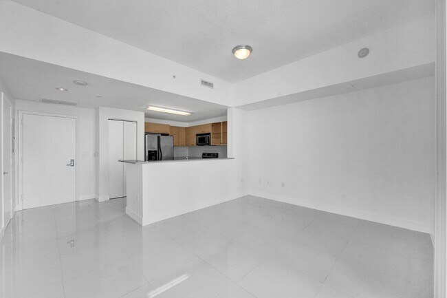 Building Photo - 1 bedroom and 1 bath condo located east side of Biscayne Blvd Miami Florida