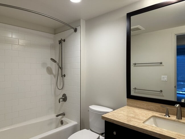 Building Photo - Waihonua at Kewalo 3BR/2BA/2PK