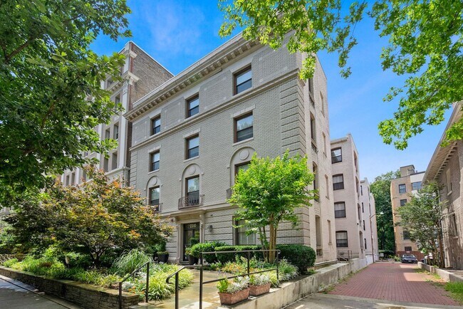 Building Photo - One month free rent with a lease start dat...