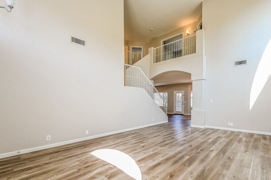 Building Photo - 2110 E Behrend Dr
