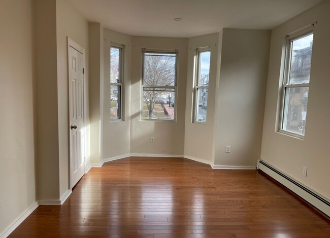 Building Photo - Spacious 2 Bedroom Coming Available!
