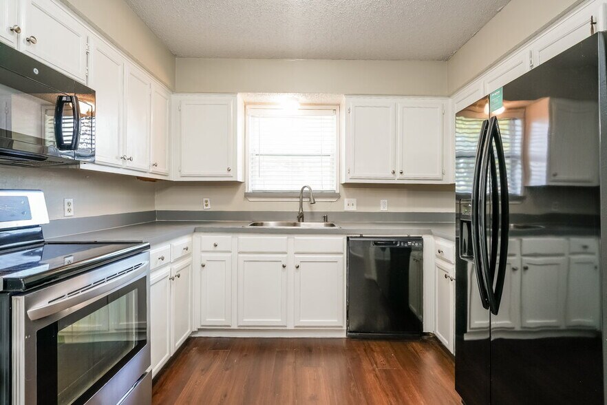 Building Photo - 6419 Twin Spruce Ct