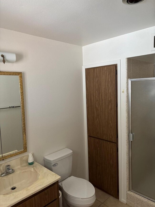 Building Photo - 4218 E Crescent Ave