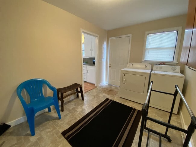 Building Photo - 2404 S Eunice St