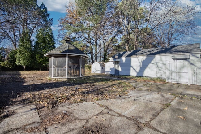 Building Photo - 2423 Shafer St