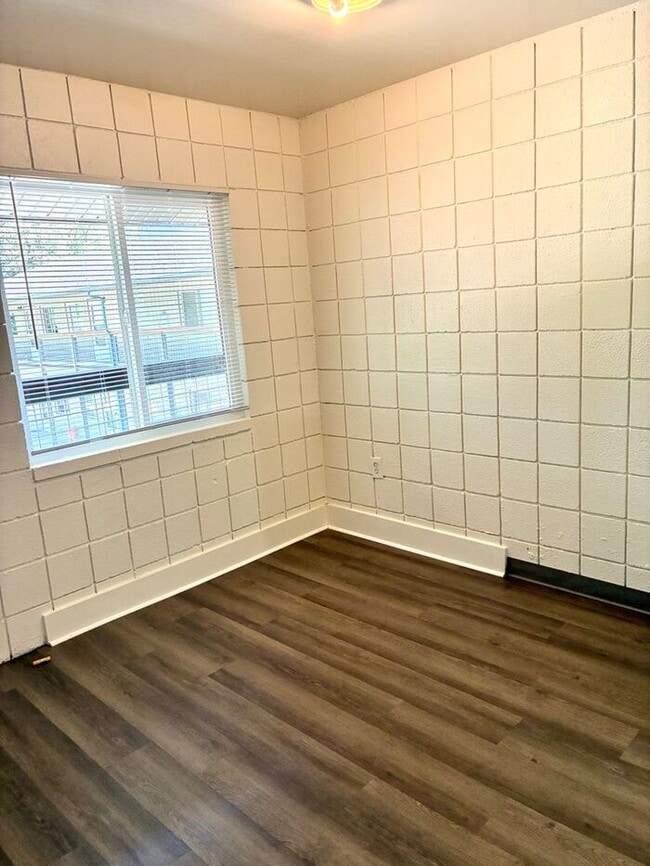 Building Photo - MOVE IN SPECIAL! FIRST 2 WEEKS FREE!!! 1 B...