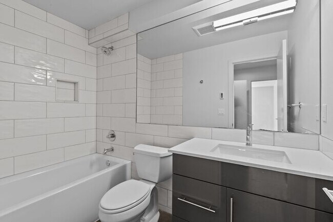 Building Photo - Stunning Columbia City Townhome w/ Views and Air Conditioning