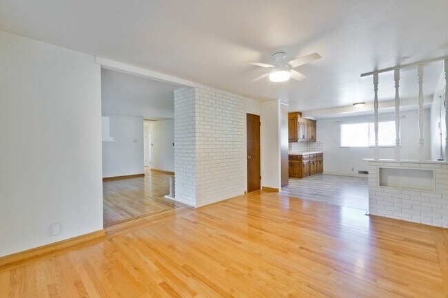 Building Photo - Hardwood Floors- Top Moreland SCH- SM Dogs Welcome- Close to Apple