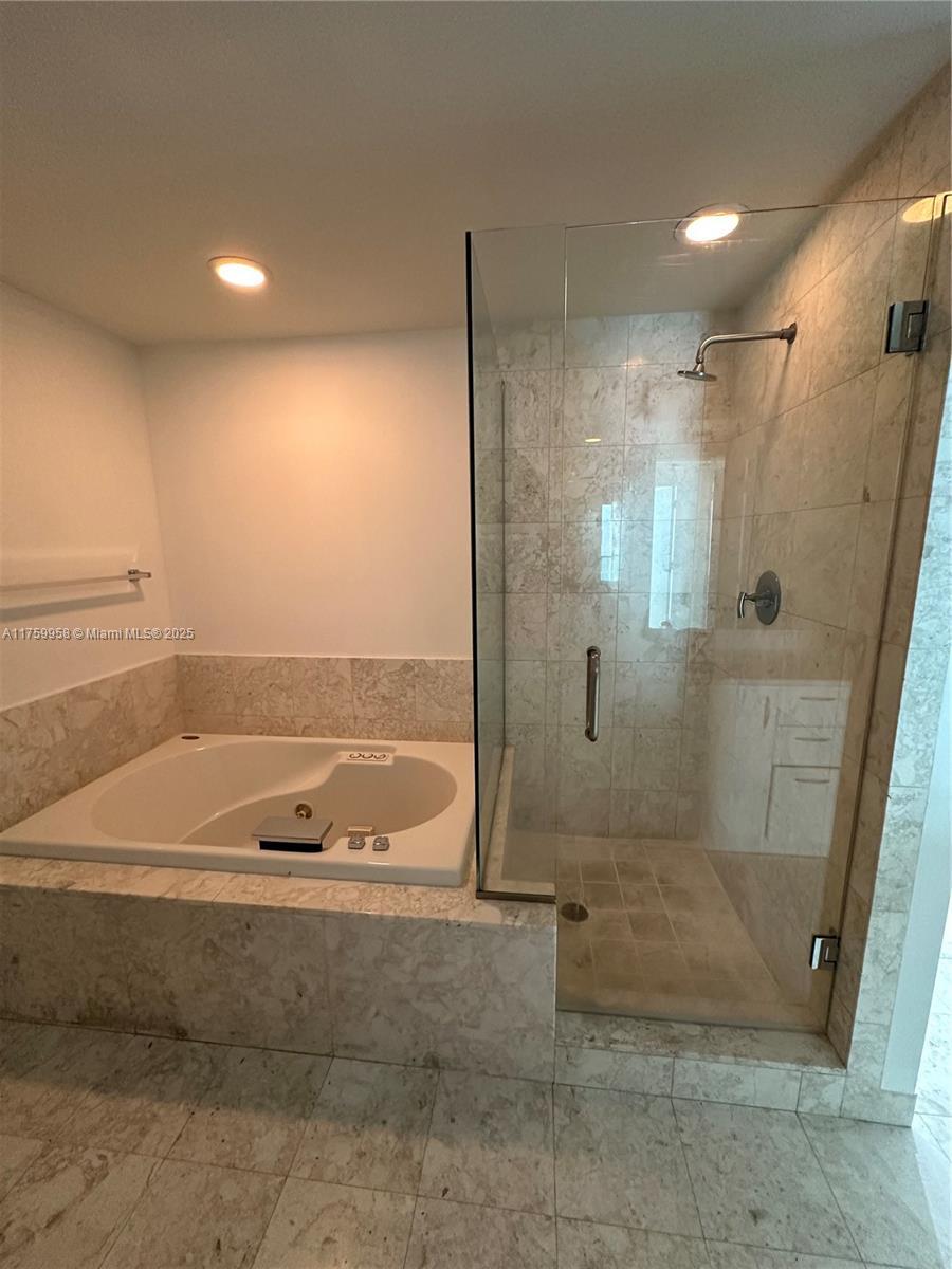 Building Photo - 1331 Brickell Bay Dr