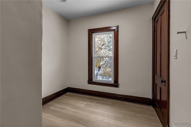 Building Photo - 404 Parkdale Ave