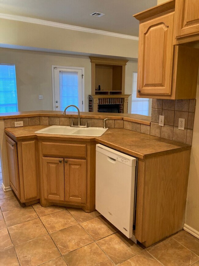 Building Photo - Spacious 3BDRM Home in Blackberry Ridge, V...