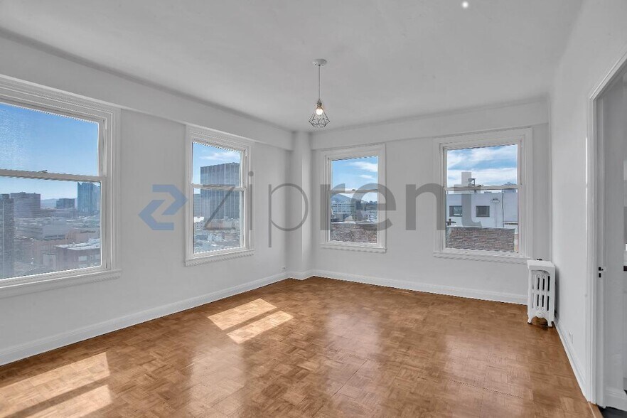 Building Photo - Unit 915