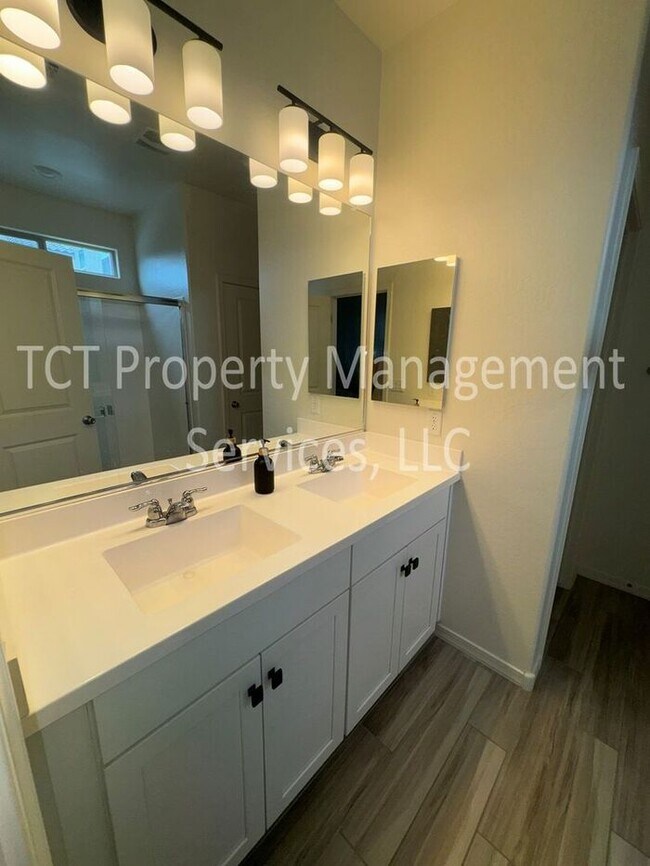 Building Photo - Move In Ready Home in The Parks