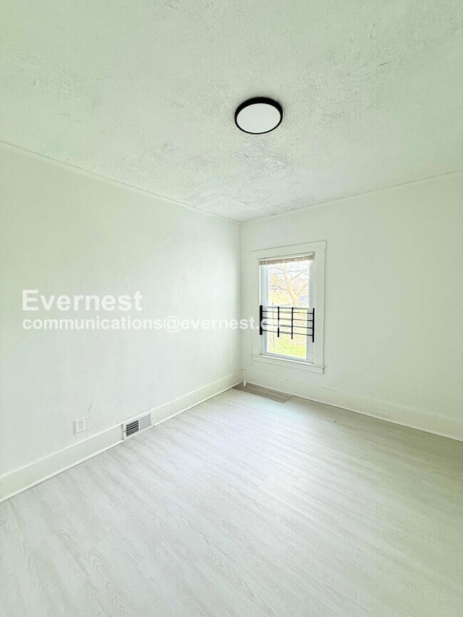 Building Photo - 3 Bed/1 Bath Home with Laundry Hookups / Pet-Friendly / Vouchers Accepted / Available Soon!