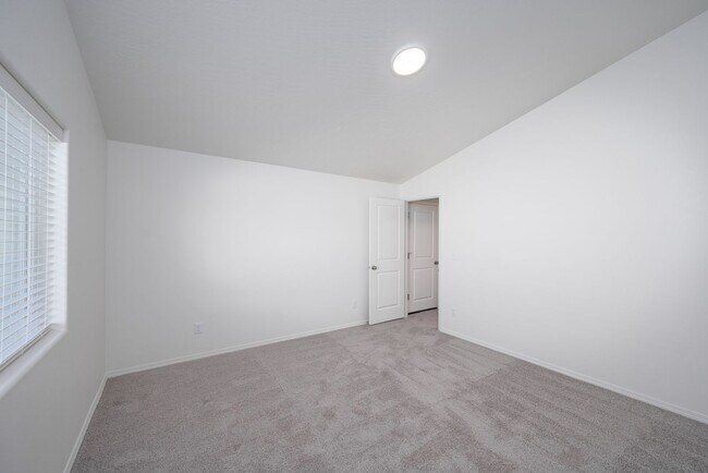 Building Photo - Charming 3 Bedroom Home
