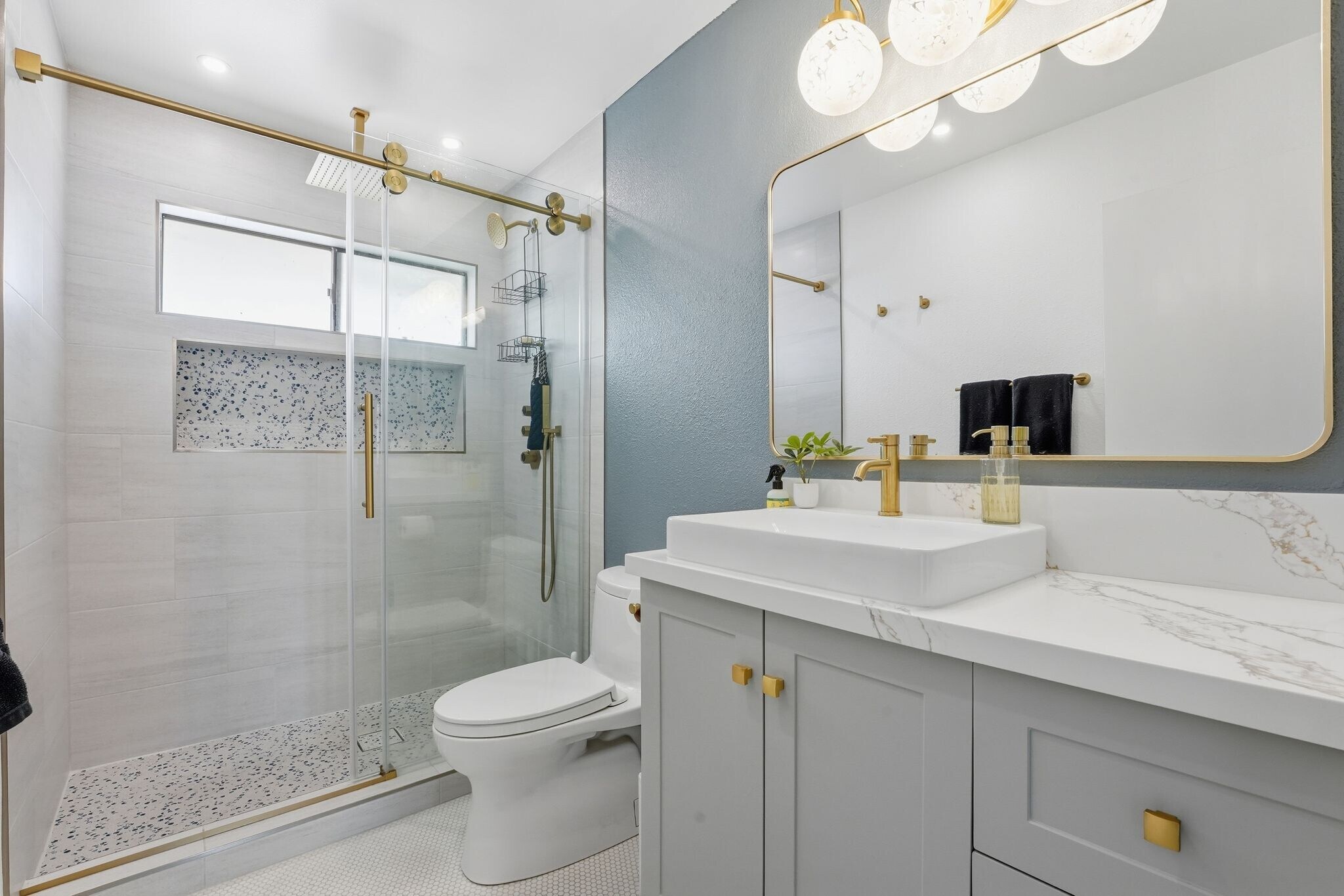 Building Photo - 450 W Vermont Ave