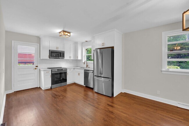 Building Photo - Beautiful Renovated 4 Bedroom 2.5 Bathroom...