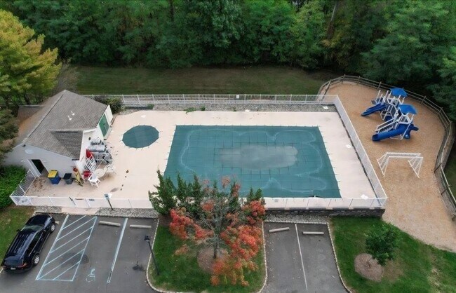 Building Photo - 1092 Shadowlawn Dr