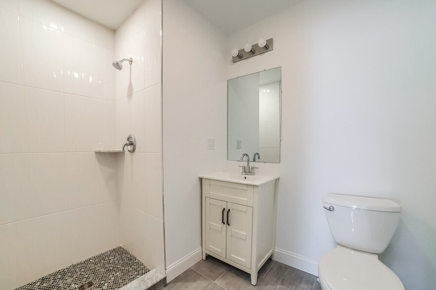 Bathroom - 495 Orange St