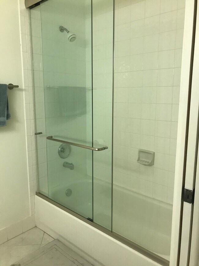 Building Photo - Rare Find! Gorgeous 3/2 villa with garage in Boca Pointe!