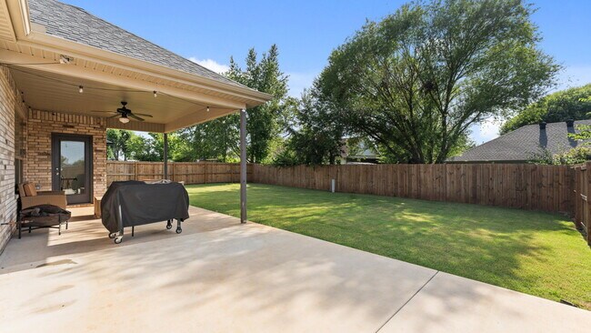 Building Photo - Spacious 4-Bedroom Gem