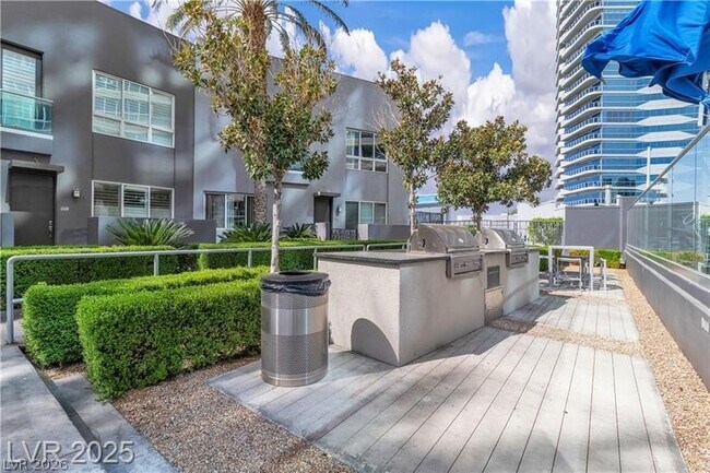 Building Photo - 4525 Dean Martin Dr