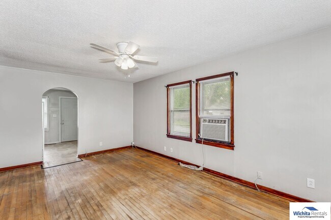 Building Photo - 2 bedroom 1 bathroom home with a large gar...