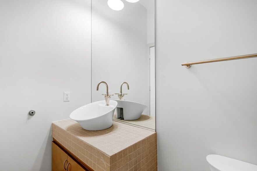 Building Photo - 525 E 34th St