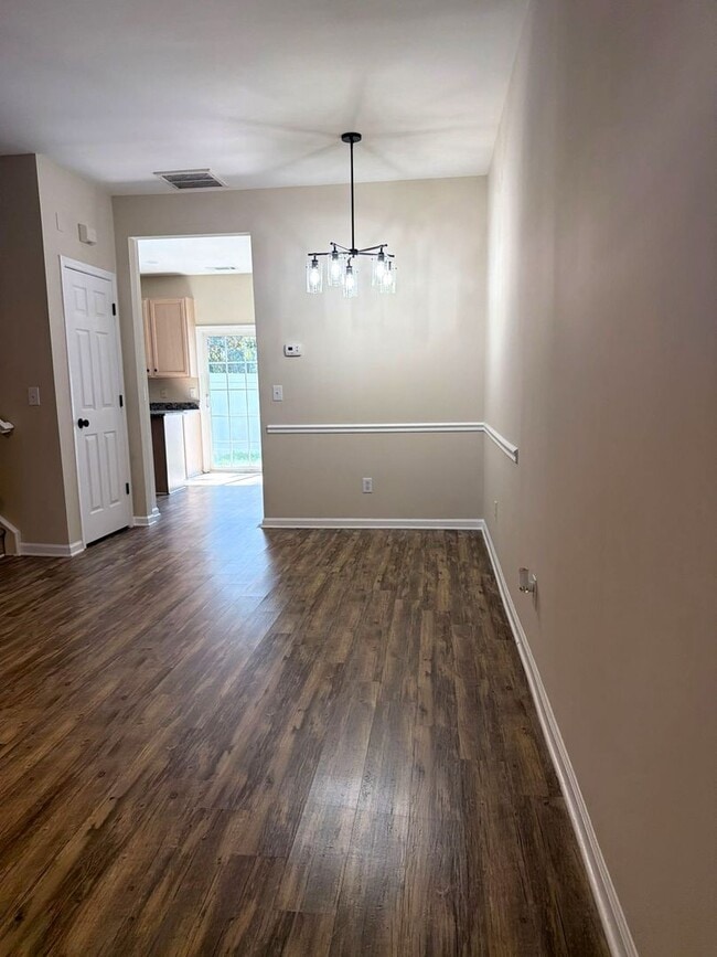 Building Photo - MOVE IN SPECIAL!! $500 OFF FIRST FULL MONTH