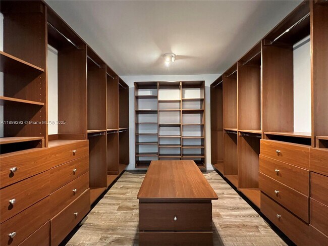 Building Photo - 573 Satinwood Dr