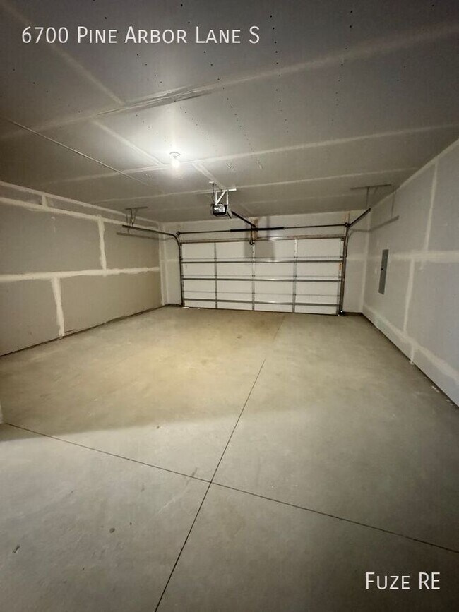 Building Photo - 6700 Pine Arbor Ln S