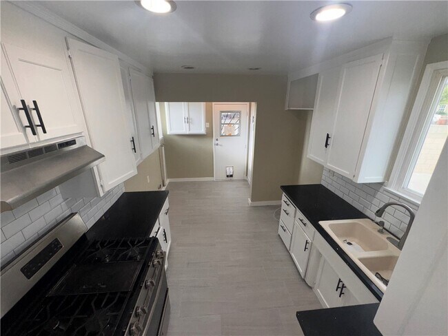 Building Photo - 2233 W Havenbrook St