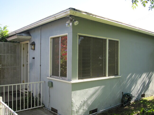 Building Photo - 2550 Greenfield Ave