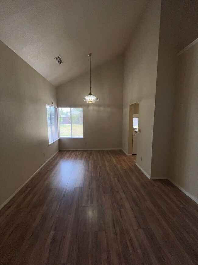 Building Photo - Two Story, 4BR/2.5BA, Very Large Backyard ...