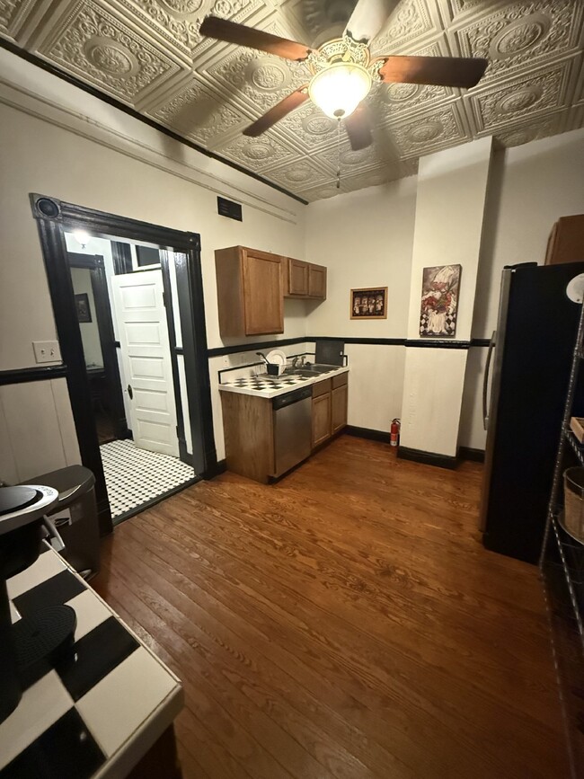 Building Photo - Fully Furnished 3 bed / 1.5 bath Historic ...