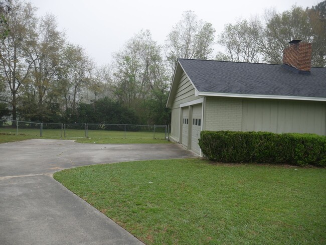 Building Photo - Beautiful ranch style home