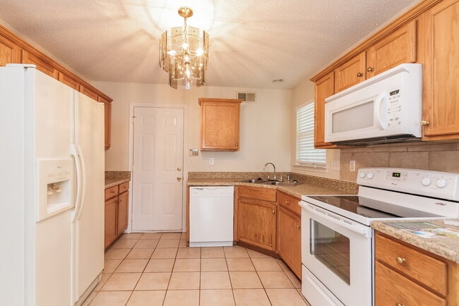Building Photo - 15476 Stone Hollow Dr