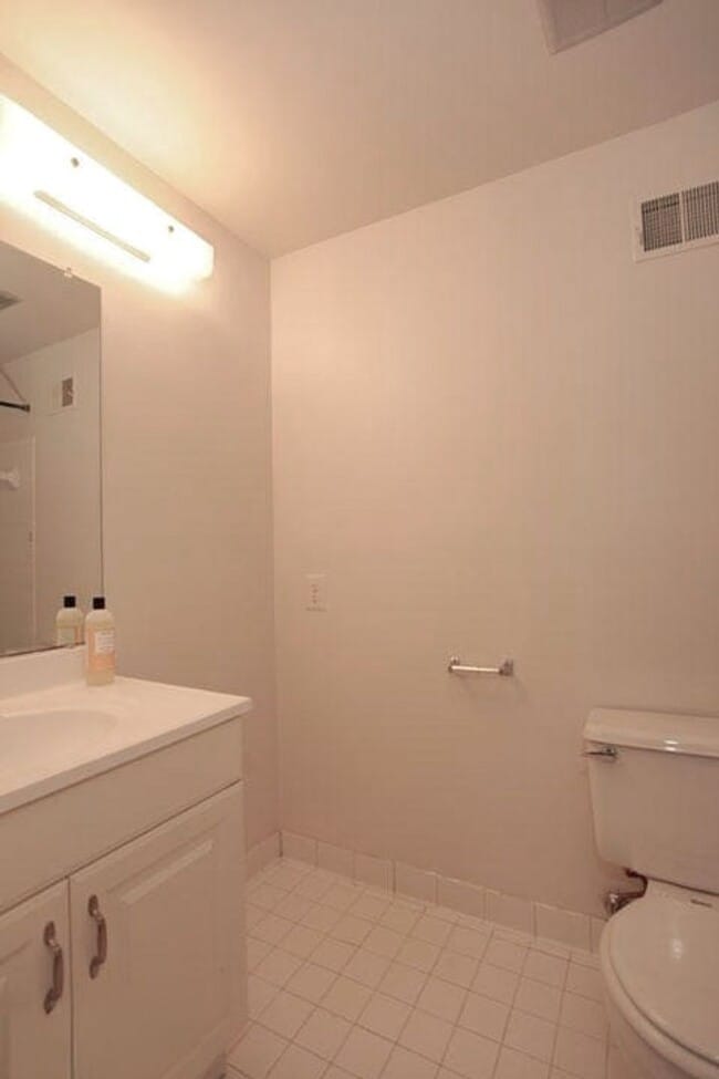 Building Photo - Fantastic 3br End-Unit Town Home in highly sought Silver Spring Neighborhood - Ready mid-June