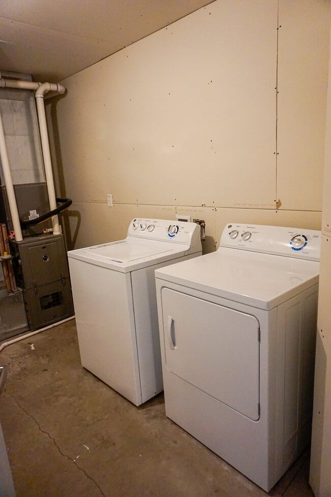 Building Photo - 3 Bed 2 Bath Twin Home