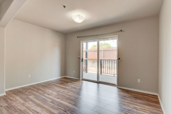 Building Photo - 2 Bed + Den/Office 2 Bath Ground level Condo