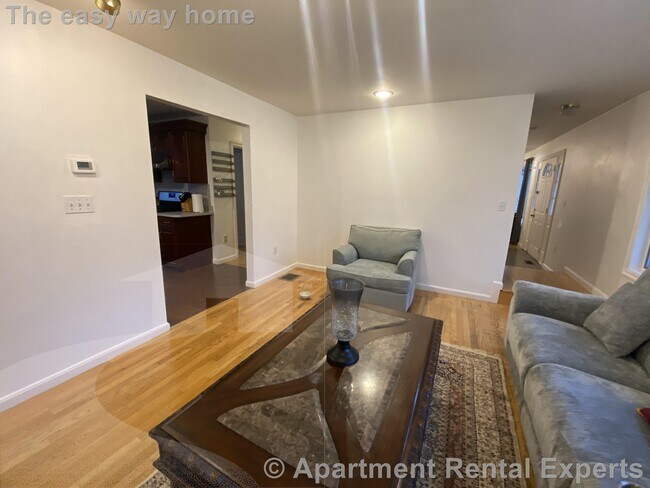 Building Photo - 309 Beacon St