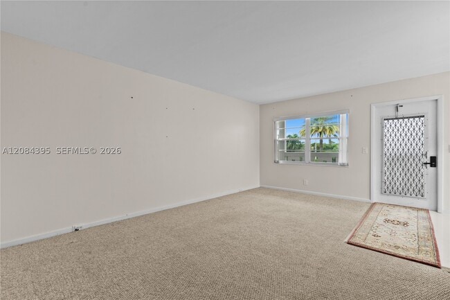 Building Photo - 523 Fanshaw N
