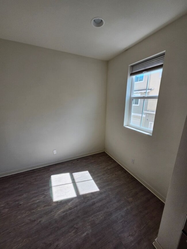 Building Photo - Gorgeous Tri-level Townhouse 3 beds 3 1/2 ...